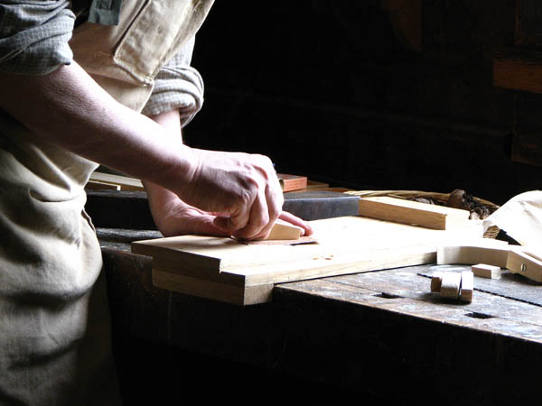 Nacemos de la influencia y formación  heredada en el sector de la <strong>carpintería de madera y ebanistería  en Beas.</strong>